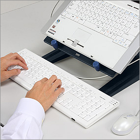 慣れたキーボードが使える。ノートPCスタンド
